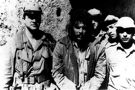 Foto de Che Guevava (ao centro) algemado antes da execução